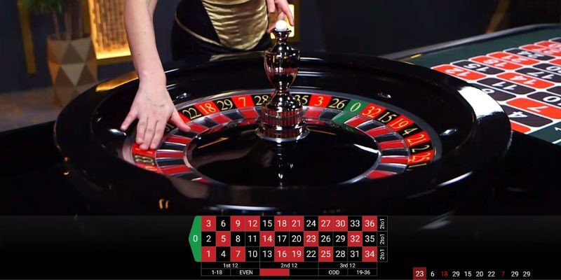 Dealer quay bánh xe để bắt đầu ván cược trong live casino roulette